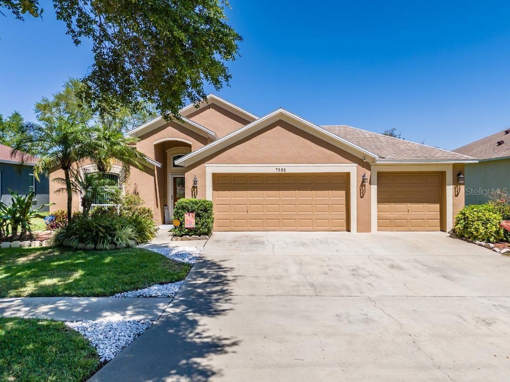 view of front facade featuring a front yard and a garage