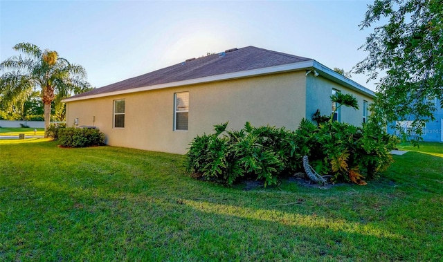 view of side of property featuring a lawn