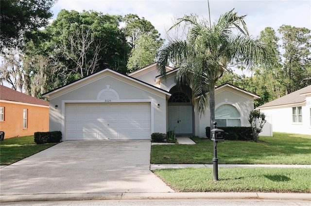 view of front of house featuring a garage and a front yard