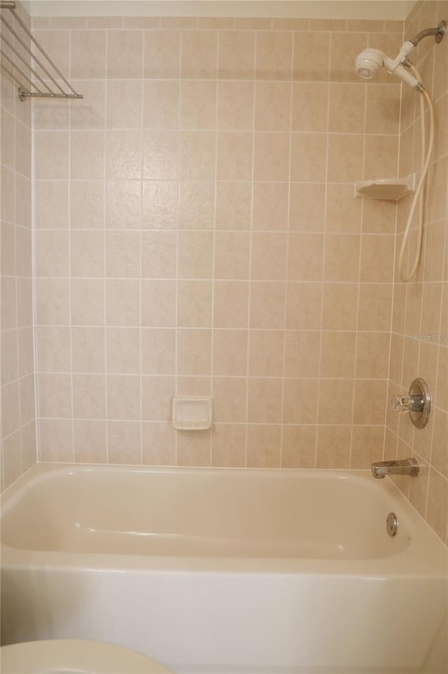 bathroom featuring tiled shower / bath combo