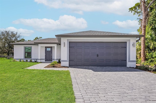 view of front of property featuring a front lawn and a garage