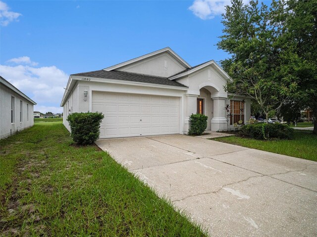 view of front facade featuring a garage and a front yard