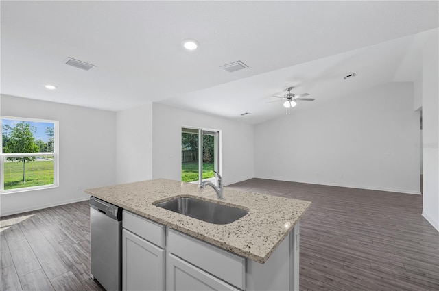 kitchen with dark hardwood / wood-style floors, ceiling fan, a kitchen island with sink, sink, and dishwasher