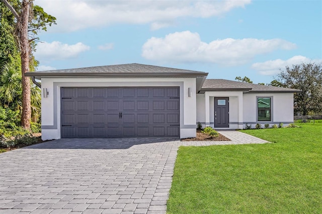 view of front of home featuring a front yard and a garage