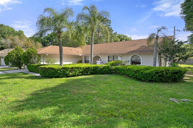 view of front of property featuring a front lawn