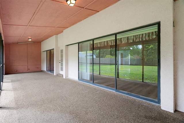 empty room featuring a drop ceiling