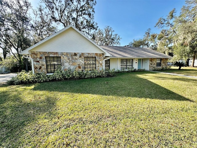 ranch-style house featuring a front lawn