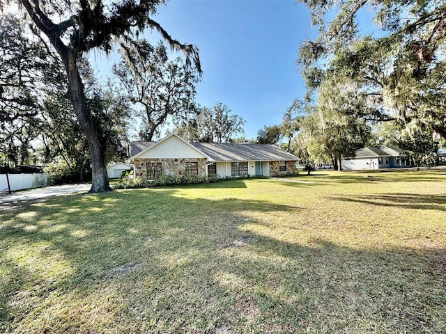 view of front of property featuring a front yard