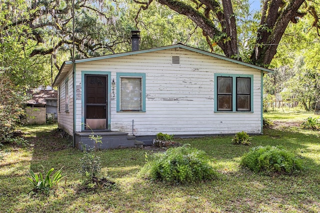 back of house featuring a yard