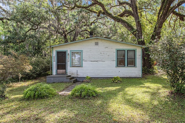 view of front of property featuring a front yard