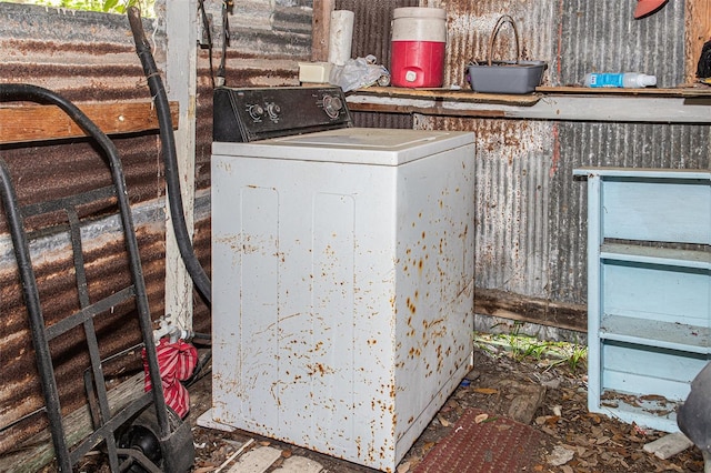 interior details with washer / clothes dryer