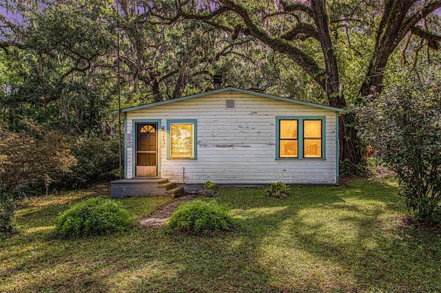 view of front of property with a front yard