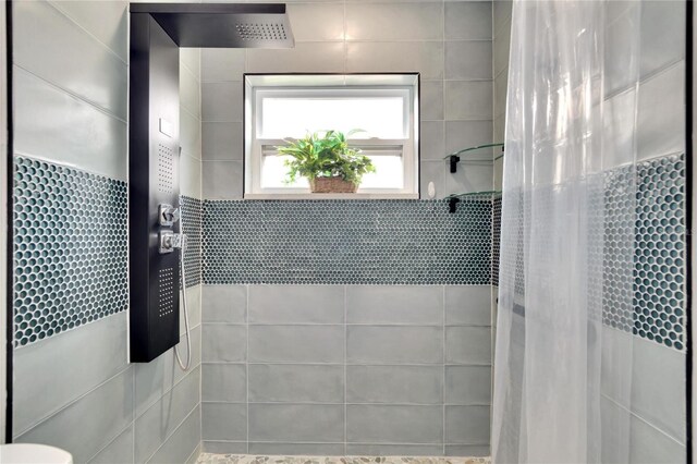 bathroom featuring tile walls