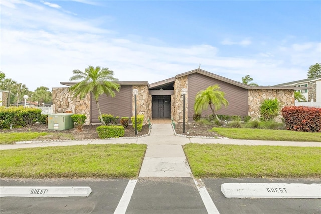 view of front of house with a front lawn