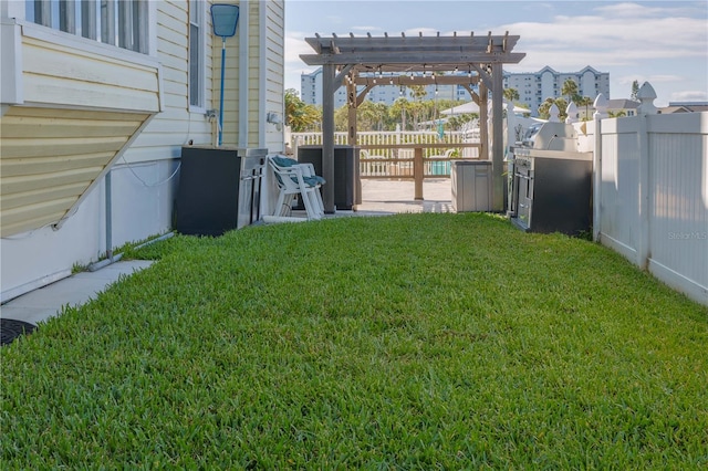 view of yard featuring a pergola