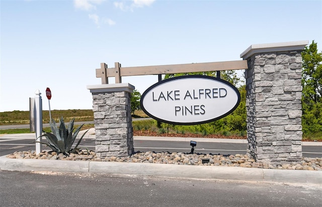 view of community / neighborhood sign