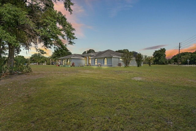 view of yard at dusk