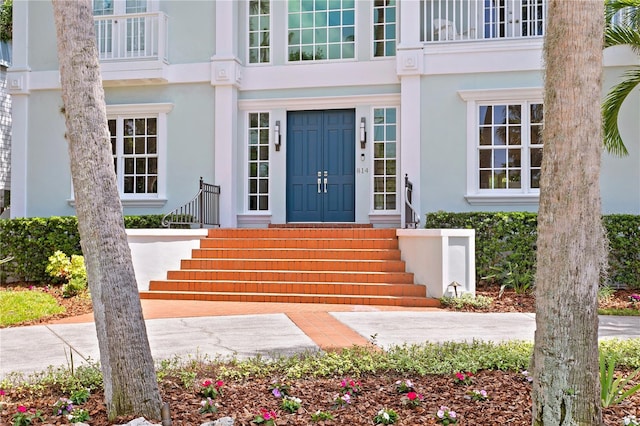 property entrance featuring a balcony