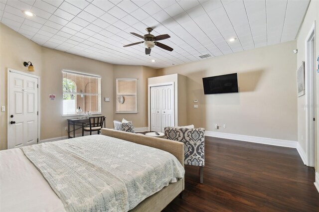 bedroom featuring a closet, dark hardwood / wood-style floors, and ceiling fan