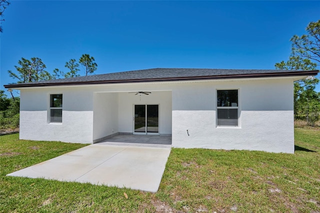 view of front of home with ceiling fan, a front yard, and a patio area