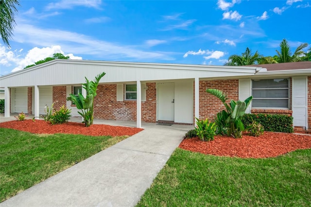 ranch-style home featuring a front lawn