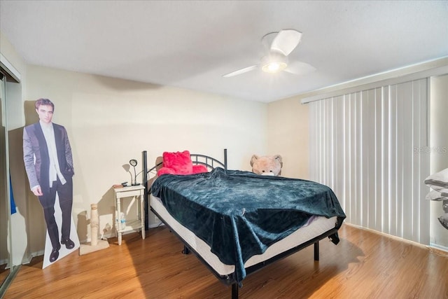 bedroom featuring light hardwood / wood-style floors and ceiling fan