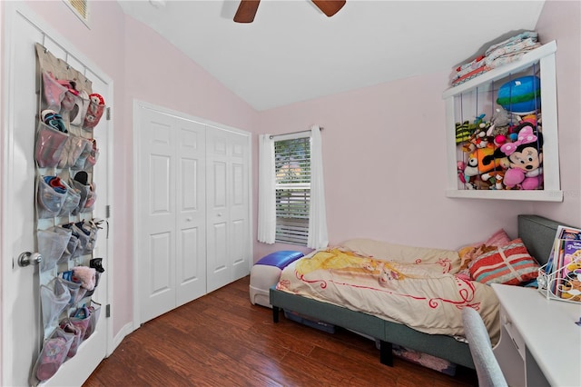 bedroom featuring ceiling fan, dark hardwood / wood-style floors, vaulted ceiling, and a closet