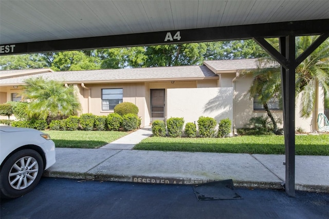 view of front facade with a front lawn