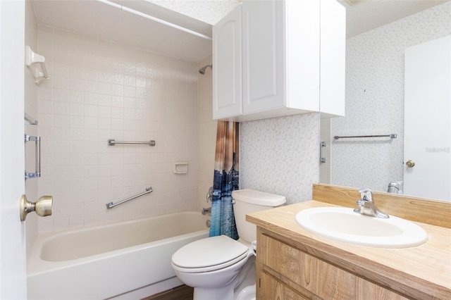 full bathroom featuring shower / bath combo with shower curtain, toilet, vanity, and a textured ceiling