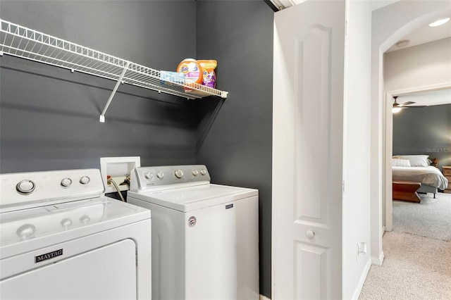 laundry area with washing machine and dryer, ceiling fan, light carpet, and washer hookup