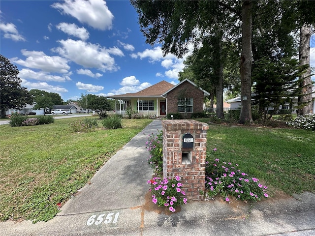 single story home with a front lawn