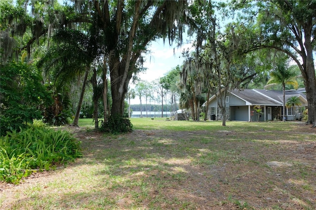 view of yard featuring a water view