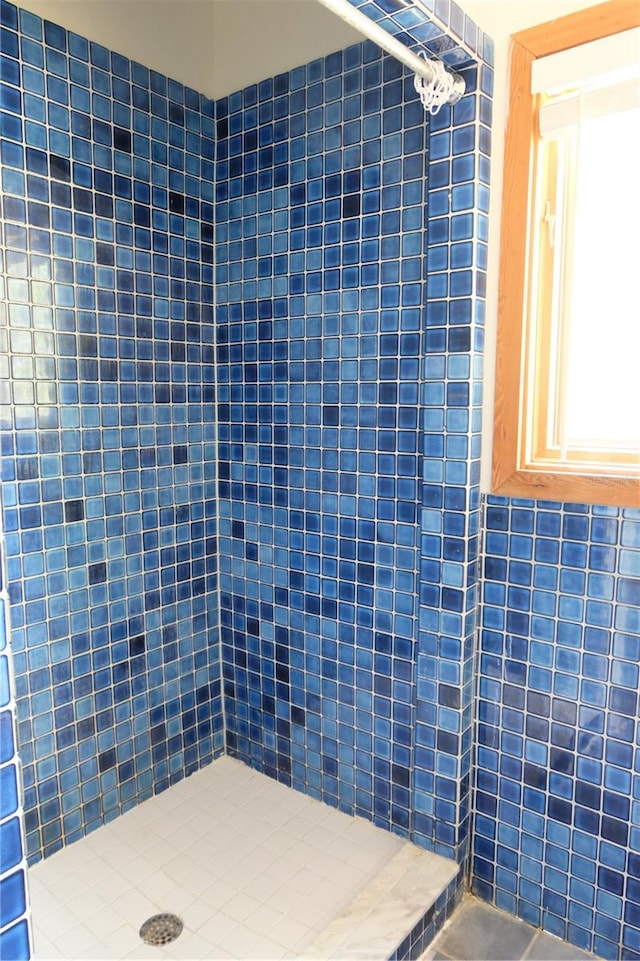 bathroom featuring tiled shower