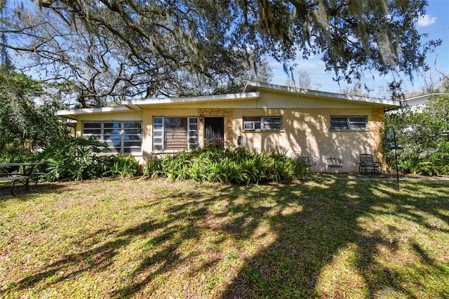 view of front facade with a front yard