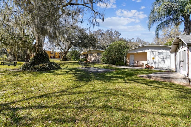 view of yard featuring a patio