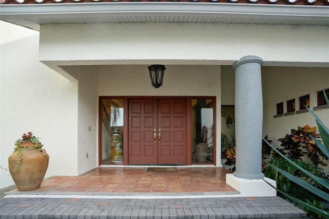 entrance to property featuring a porch