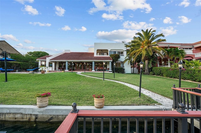 view of front of property featuring a front lawn