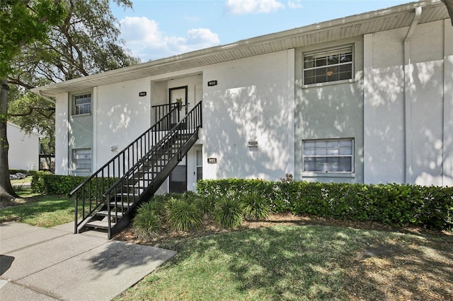 view of front of property with a front yard