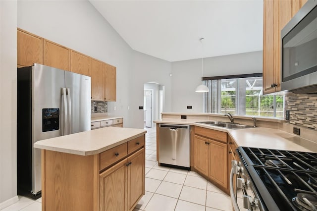 kitchen featuring sink, stainless steel appliances, a center island, and light tile flooring