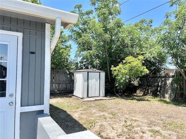 view of yard with a storage unit