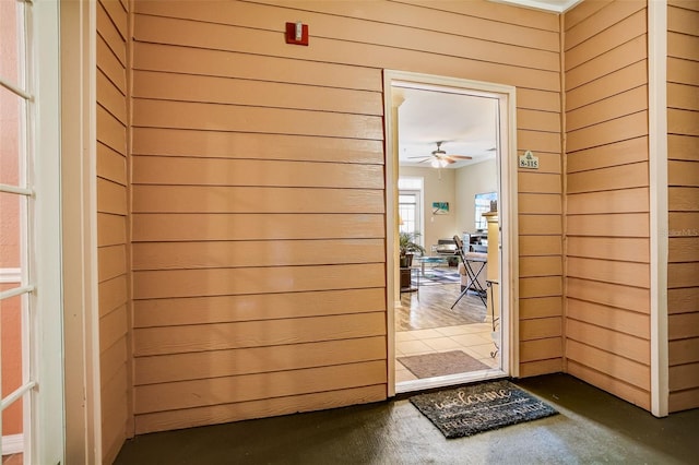 doorway featuring ceiling fan