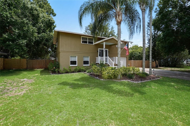 view of front of house featuring a front yard