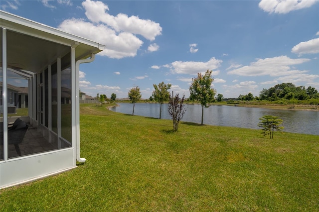 view of yard featuring a water view