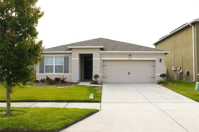 view of front facade featuring a garage and a front yard