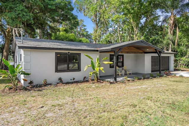 ranch-style house featuring a front lawn and a garage