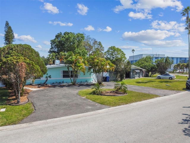 view of front of house featuring a front yard