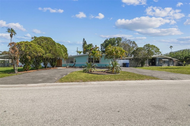 single story home with a front lawn