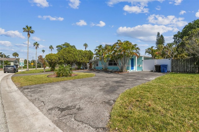 view of front of home featuring a front lawn