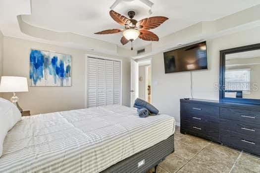 bedroom featuring ceiling fan