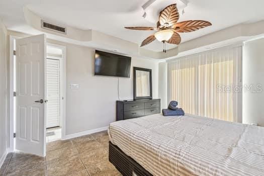 bedroom featuring ceiling fan